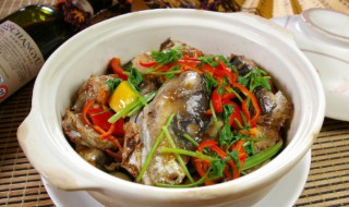 鱼头砂锅怎么做（鱼头砂锅怎么做视频）