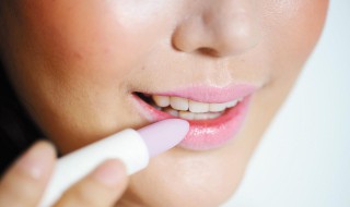 冬天嘴巴干燥起皮怎么解决 冬天嘴巴干燥起皮怎么解决呢