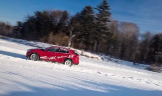 雪地开车技巧(雪地开车技巧教学)