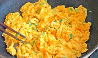 鸡蛋怎么炒嫩又滑（鸡蛋怎么炒嫩又滑青）