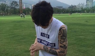 脸大脖子短的男生穿衣搭配技巧（脖子短的男生怎么穿搭）