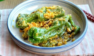 如何做青椒咸蛋黄 如何做青椒咸蛋黄炒饭