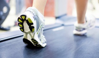 1000米跑步的技巧女生(女生跑一百米的技巧)