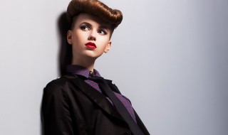 黑色微喇裤适合搭配什么上衣好看 黑色微喇裤适合搭配什么上衣好看男