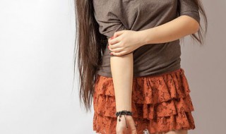 灰色上衣搭配什么颜色的裤子好看 灰色裤子配什么颜色上衣好看?