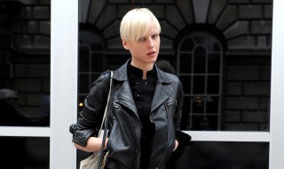 黑色短款皮衣怎么搭配（黑色短款皮衣怎么搭配图片）