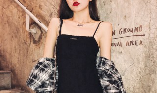 黑色吊带裙怎么搭配好看又时尚（黑色吊带裙怎么搭配好看又时尚男）