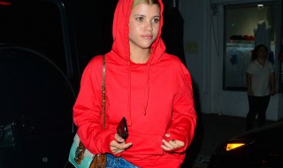 红色的卫衣如何搭配 红色的卫衣如何搭配外套