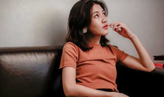 红色T恤搭配什么颜色的裤子更好看 红色裤子配什么颜色T恤