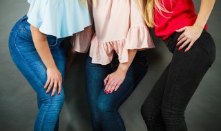 女士小喇叭牛仔裤如何搭配显潮流（女士小喇叭牛仔裤如何搭配显潮流衣服）