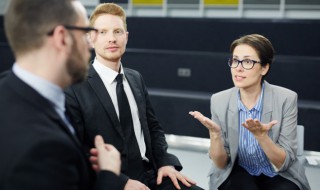 职场上如何向领导提问题(如何跟领导提问题)