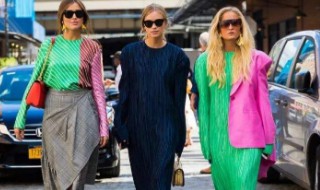 皮肤黑穿什么颜色衣服好（皮肤黑穿什么颜色衣服好看图片）