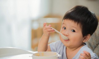 新生儿鱼肝油什么时候吃最好（新生儿鱼肝油什么时候吃最好饭前还是饭后）