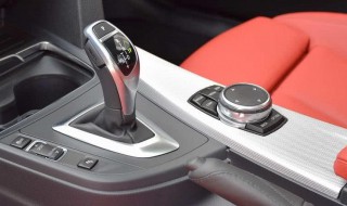 拉着手刹开车会有什么后果 拉着手刹开车会有什么后果 自动挡