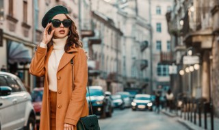 杏色裤子配什么上衣好看(杏色裤子配什么上衣好看图片)