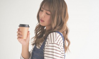 风衣和衬衣怎么搭配女 风衣和衬衣怎么搭配女生