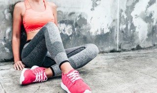 运动裤搭配什么衣服（运动裤搭配什么衣服男）