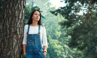 吊带牛仔裤怎么搭配 吊带牛仔裤怎么搭配好看