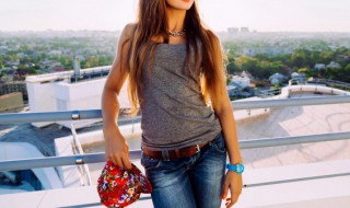 长款t恤怎么搭配下装好看 长款T恤搭配