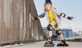 学溜冰的技巧 学溜冰的技巧视频教程