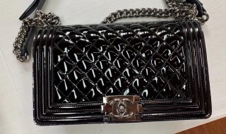 怎么护理漆皮包包的技巧（怎么护理漆皮包包的技巧视频）