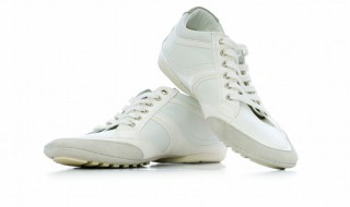 怎么正确洗白鞋子（怎么正确洗白鞋子发黄）