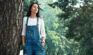 连体吊带裤怎么搭配才好看（吊带搭配裤子）