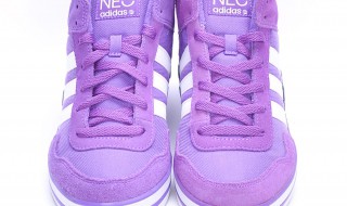 紫色鞋子怎么搭配衣服好看（紫色的鞋子搭配什么衣服好看）