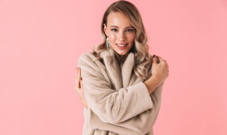 羊羔绒外套适合搭配什么样的裤子（羊羔绒外套适合搭配什么样的裤子图片）