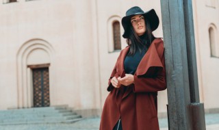 雪纺连衣裙适合搭配什么外套 雪纺连衣裙适合搭配什么外套男