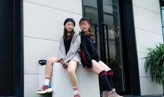 短款卫衣下身怎么搭配显腿长 短款卫衣下身怎么搭配显瘦