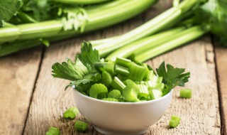 芹菜煎鸡蛋的做法（芹菜煎鸡蛋的做法视频）