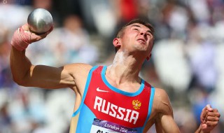 铅球怎么扔（铅球怎么扔的远视频）