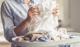 衣服上圆珠笔油怎么洗掉（衣服上圆珠笔油怎么洗掉视频）