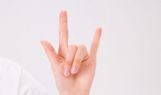 黑色染发剂弄到皮肤上怎么洗掉（黑色染发剂弄到皮肤上怎么洗掉小妙招）