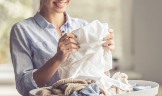 白衣服上的黄渍怎么洗掉（怎么把白衣服上的黄渍洗掉）