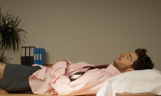 男人梦见被蛇咬了是什么征兆(男人梦见被蛇咬了是什么征兆身边有属蛇的人)