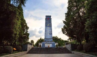 已故去的人碑上的名字是什么颜色（墓碑上已故的人名是什么颜色）