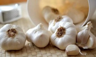 吃泡面要加颗大蒜有什么好处 吃泡面要加颗大蒜有什么好处吗