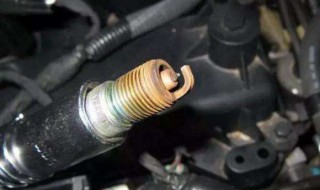 火花塞头有黑色积碳是什么原因(火花塞燃烧不干净有黑色积碳)