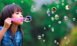 适合8岁小女孩玩的游戏有哪些?（适合8岁小女孩玩的游戏有哪些英语）