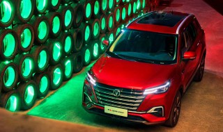 小车高速行驶时变道方向盘打多少 高速路上变道方向盘怎么打