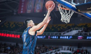 篮球中如何确定中枢脚?(篮球怎么确定中枢脚)