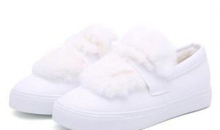 白色毛毛鞋怎么搭（白色毛毛鞋怎么搭配衣服裤子好看）