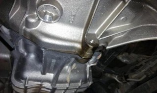 变速箱上方渗油是什么原因(变速箱上方渗油是什么原因造成的)