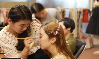 化妆色彩的基本原则（化妆色彩的基本原则是什么）