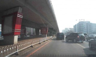 挡风玻璃下沿盖住停止线还有多少米 挡风玻璃下沿距离车头多长