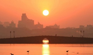 早晨面向太阳前面是什么后面是什么 早晨面向太阳前面是什么后面是什么左边是什么