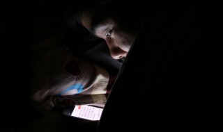 乐视手机没电了没有充电器怎么充电（乐视手机电池充不进去电）