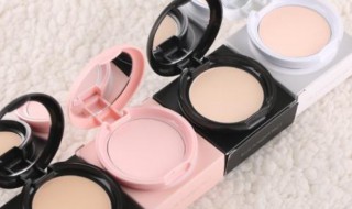 化妆中粉饼的使用步骤（化妆粉饼怎么用）